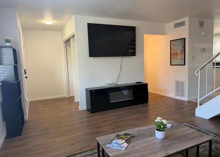 Old Town Luxe Townhouse - Pool - Sleeps 10 * Scottsdale