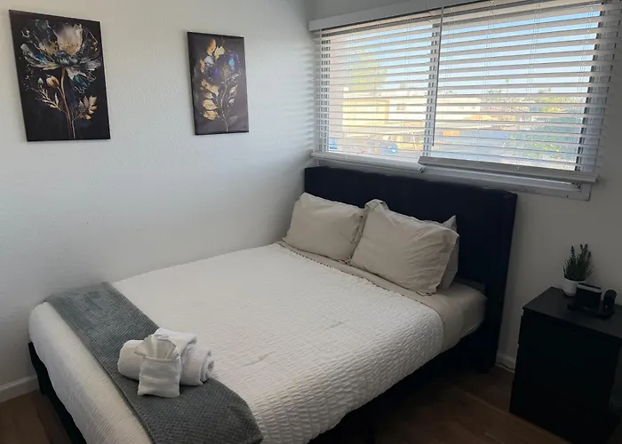 Old Town Luxe Townhouse - Pool - Sleeps 10 Ferienhaus *