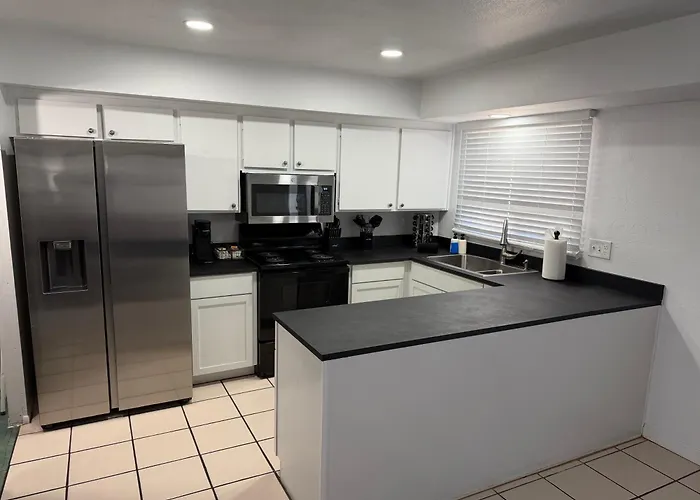 Old Town Luxe Townhouse - Pool - Sleeps 10 Scottsdale