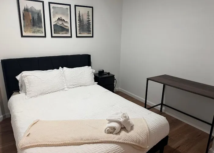 Old Town Luxe Townhouse - Pool - Sleeps 10 * Scottsdale