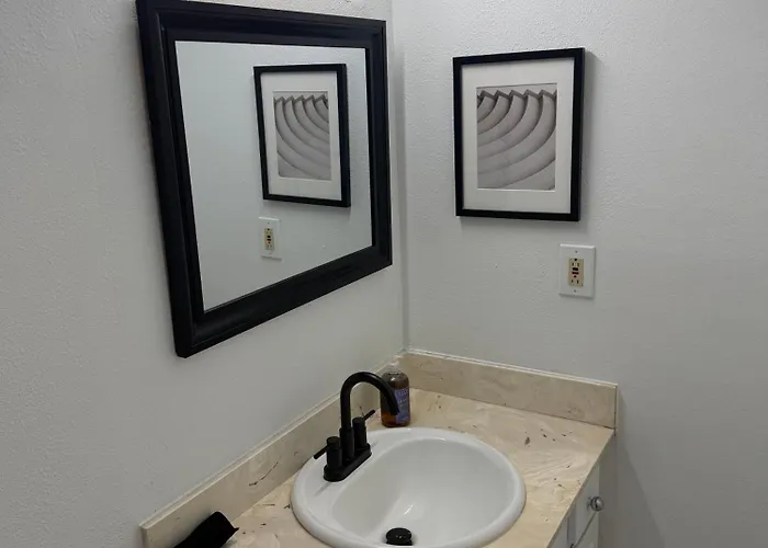 Old Town Luxe Townhouse - Pool - Sleeps 10 * Scottsdale