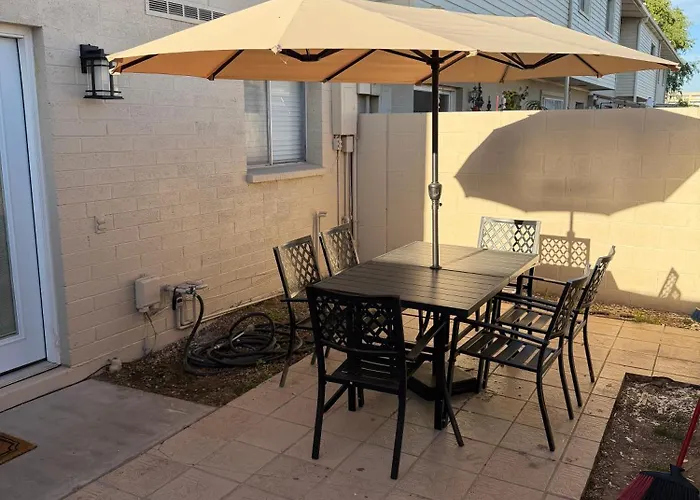 Old Town Luxe Townhouse - Pool - Sleeps 10 Ferienhaus *